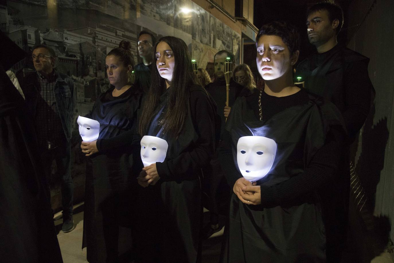 Los jóvenes apostaron por las fiestas de Halloween. Desde el jueves por la noche, llenaron calles, explanadas y jardines de la ciudad, con tétricos disfraces y caracterizaciones de películas de terror. 