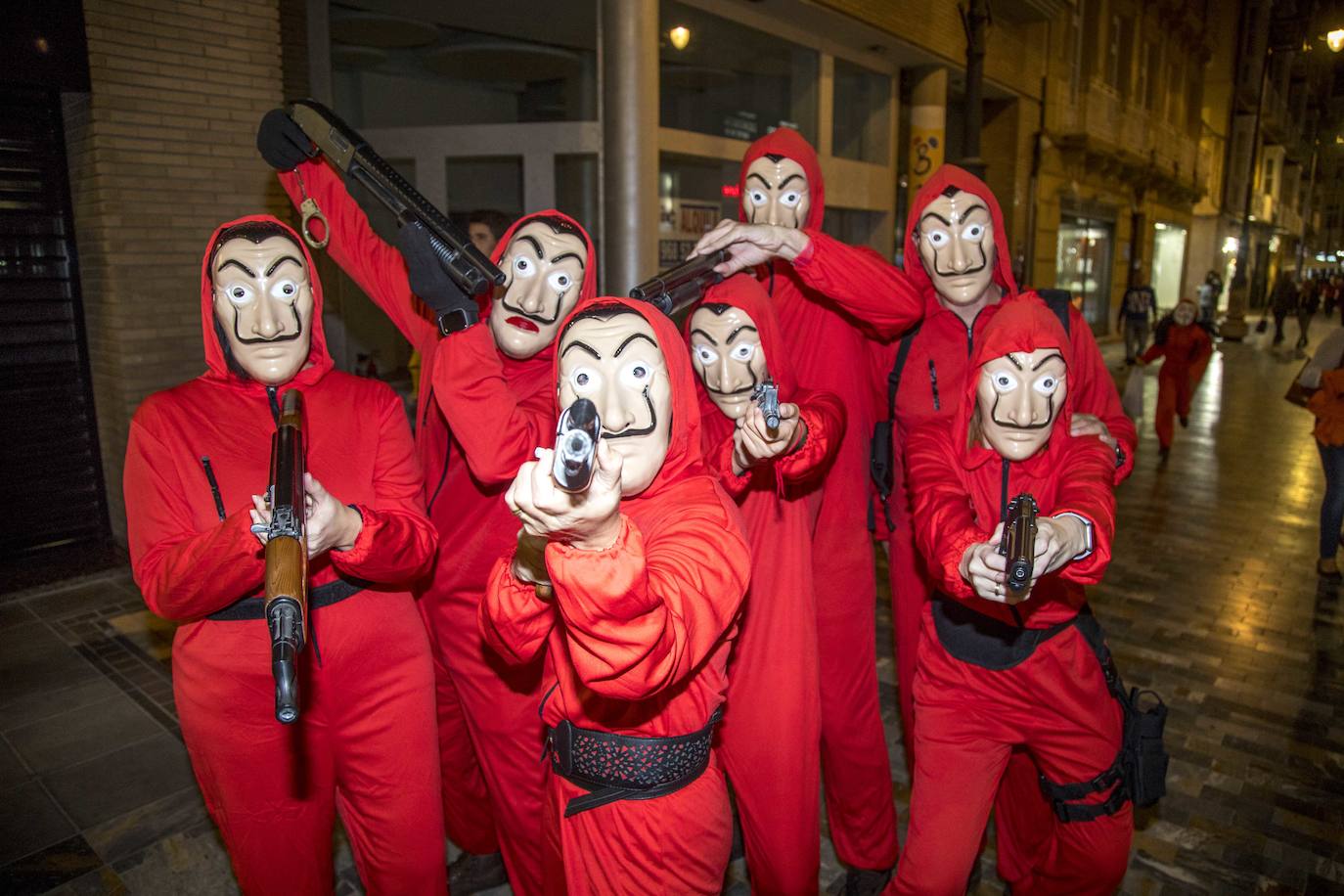 Los jóvenes apostaron por las fiestas de Halloween. Desde el jueves por la noche, llenaron calles, explanadas y jardines de la ciudad, con tétricos disfraces y caracterizaciones de películas de terror. 