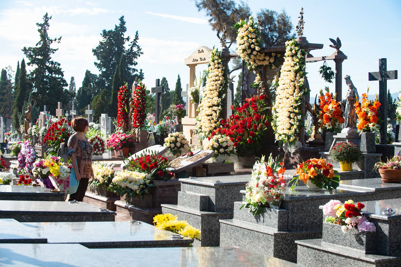 El grupo Miskorus puso la nota musical en el camposanto de Jesús, donde el obispo Lorca Planes ofició una misa. 