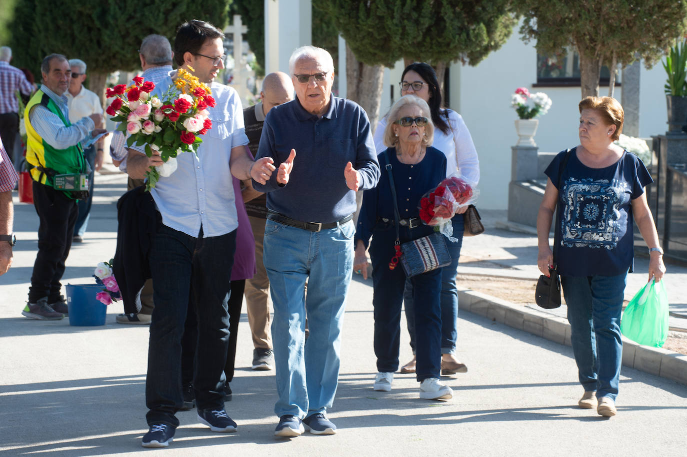 El grupo Miskorus puso la nota musical en el camposanto de Jesús, donde el obispo Lorca Planes ofició una misa. 