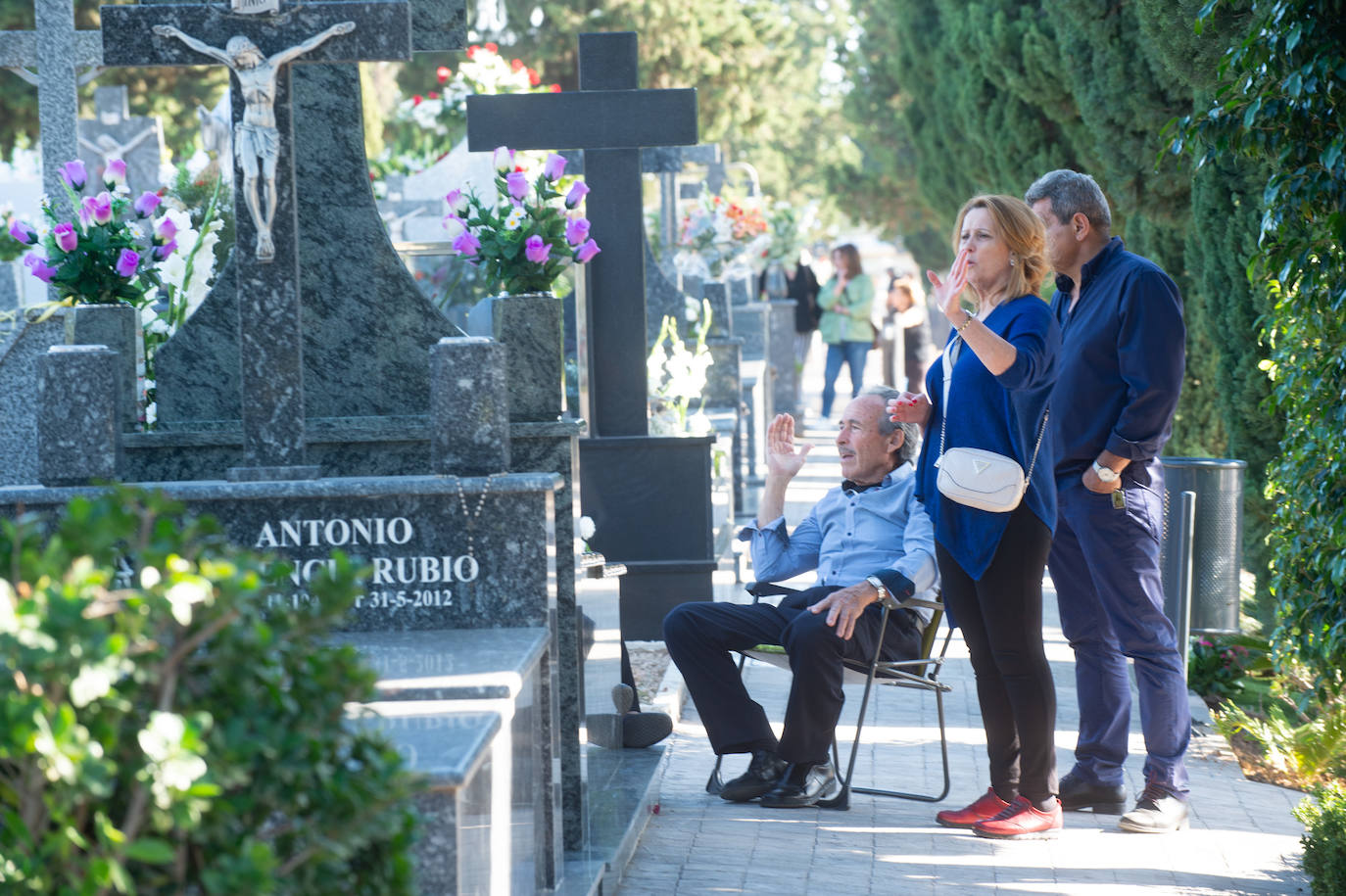 El grupo Miskorus puso la nota musical en el camposanto de Jesús, donde el obispo Lorca Planes ofició una misa. 