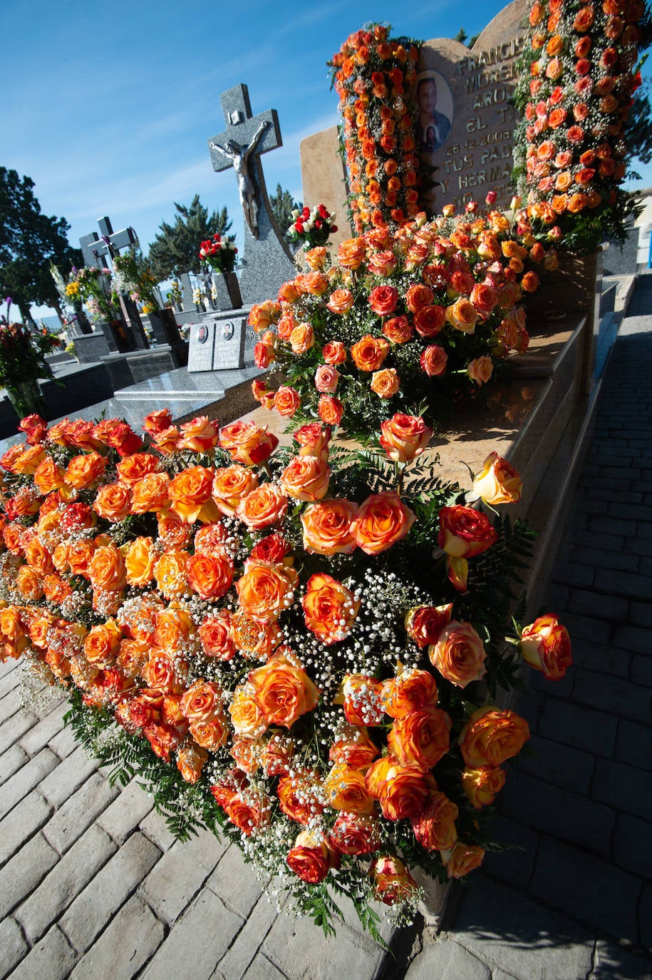 El grupo Miskorus puso la nota musical en el camposanto de Jesús, donde el obispo Lorca Planes ofició una misa. 
