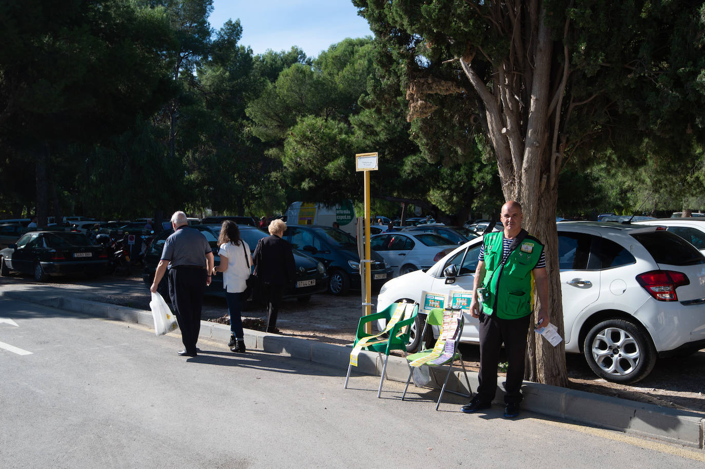 El grupo Miskorus puso la nota musical en el camposanto de Jesús, donde el obispo Lorca Planes ofició una misa. 