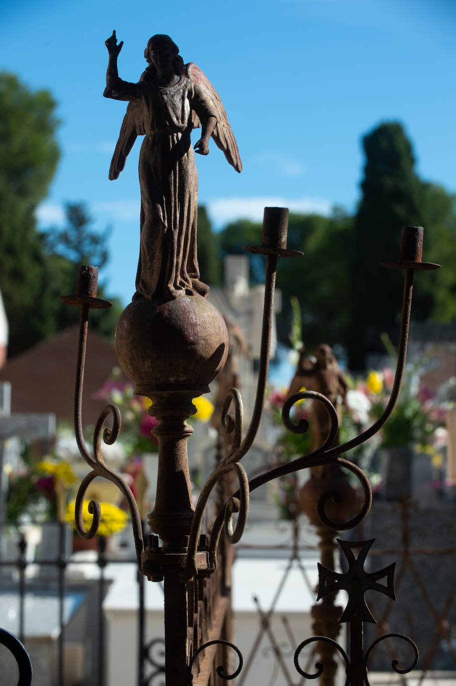 El grupo Miskorus puso la nota musical en el camposanto de Jesús, donde el obispo Lorca Planes ofició una misa. 