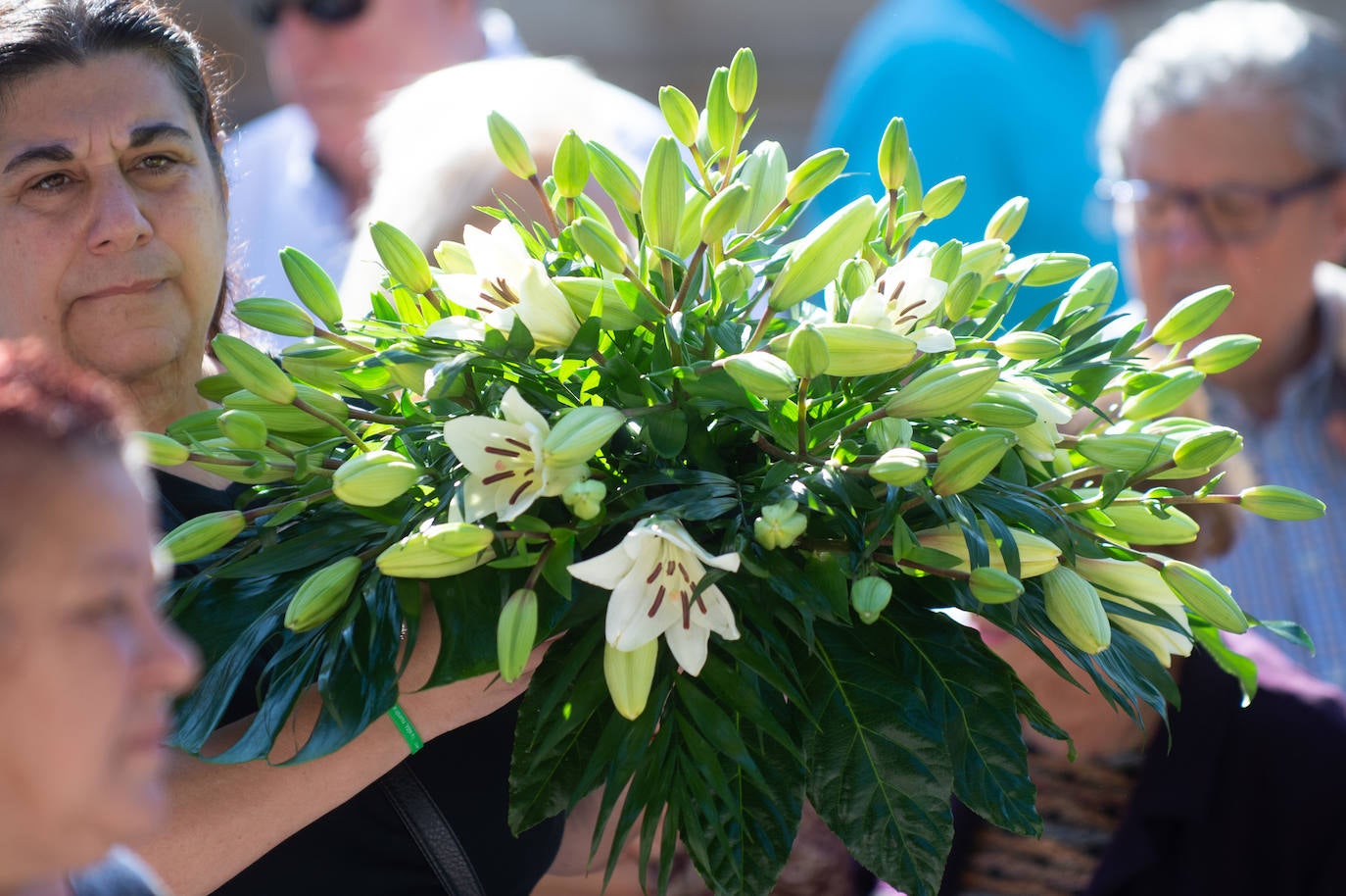 El grupo Miskorus puso la nota musical en el camposanto de Jesús, donde el obispo Lorca Planes ofició una misa. 