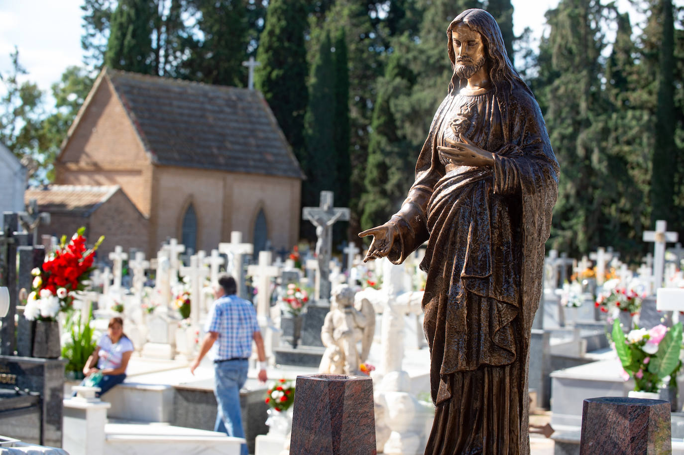 El grupo Miskorus puso la nota musical en el camposanto de Jesús, donde el obispo Lorca Planes ofició una misa. 