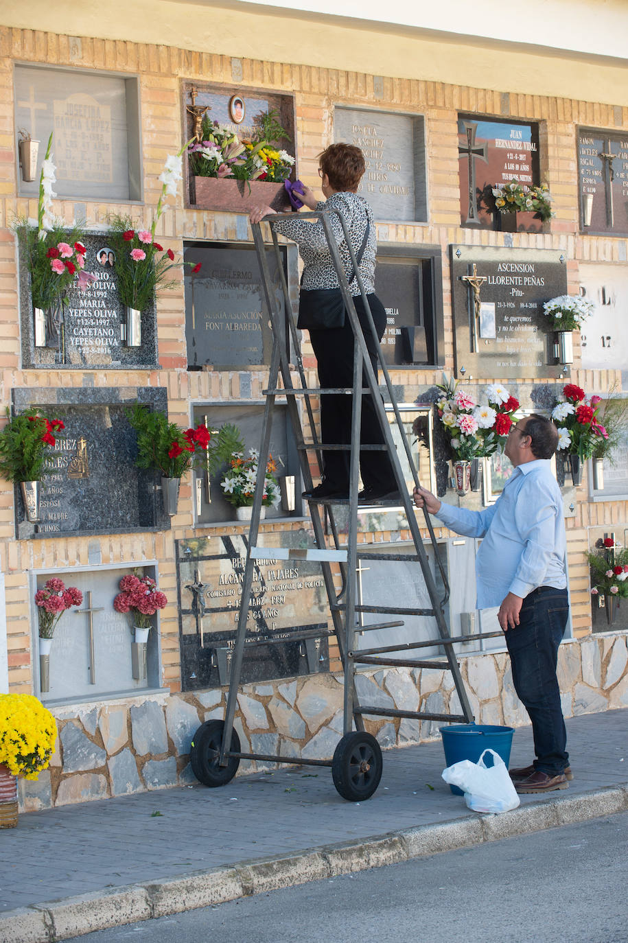 El grupo Miskorus puso la nota musical en el camposanto de Jesús, donde el obispo Lorca Planes ofició una misa. 