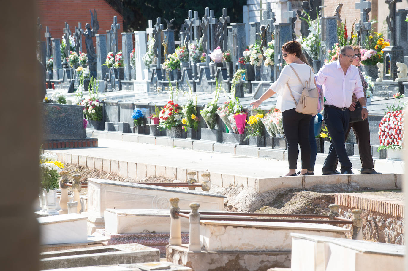 El grupo Miskorus puso la nota musical en el camposanto de Jesús, donde el obispo Lorca Planes ofició una misa. 