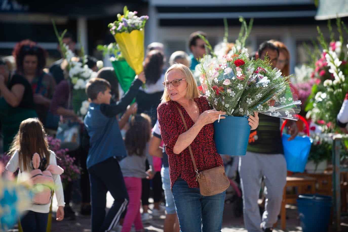 El grupo Miskorus puso la nota musical en el camposanto de Jesús, donde el obispo Lorca Planes ofició una misa. 