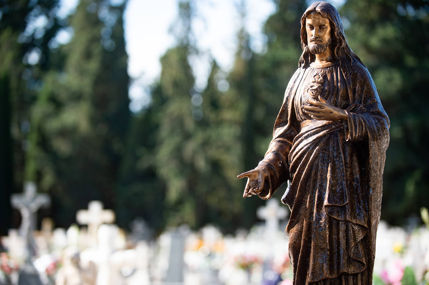 El grupo Miskorus puso la nota musical en el camposanto de Jesús, donde el obispo Lorca Planes ofició una misa. 