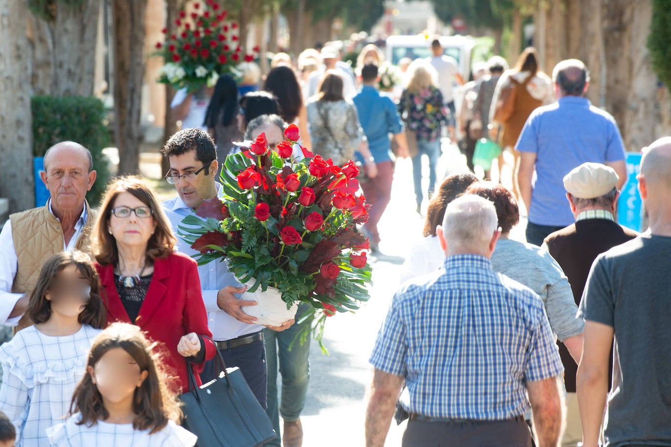 El grupo Miskorus puso la nota musical en el camposanto de Jesús, donde el obispo Lorca Planes ofició una misa. 