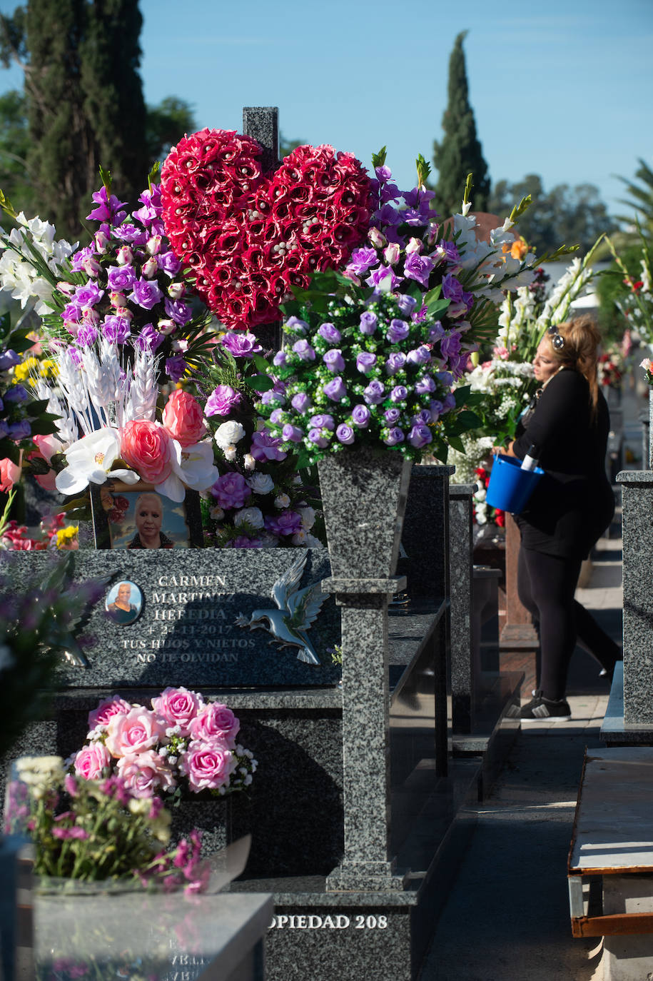 El grupo Miskorus puso la nota musical en el camposanto de Jesús, donde el obispo Lorca Planes ofició una misa. 