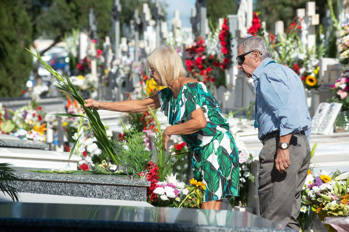 El grupo Miskorus puso la nota musical en el camposanto de Jesús, donde el obispo Lorca Planes ofició una misa. 