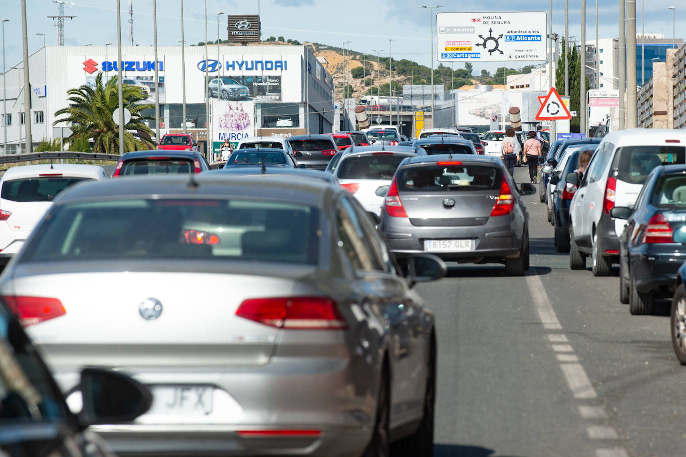 El grupo Miskorus puso la nota musical en el camposanto de Jesús, donde el obispo Lorca Planes ofició una misa. 