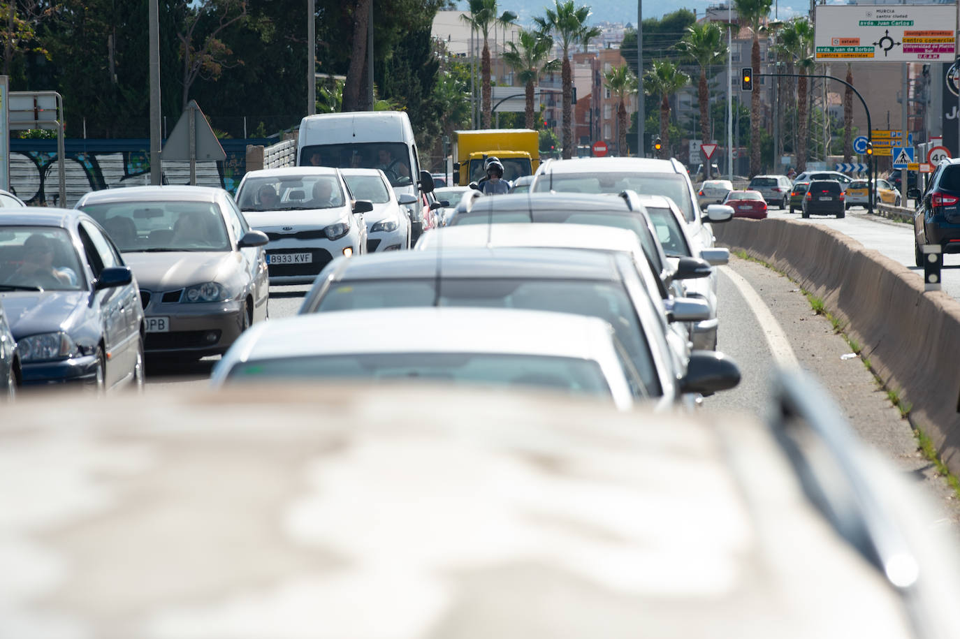 El grupo Miskorus puso la nota musical en el camposanto de Jesús, donde el obispo Lorca Planes ofició una misa. 