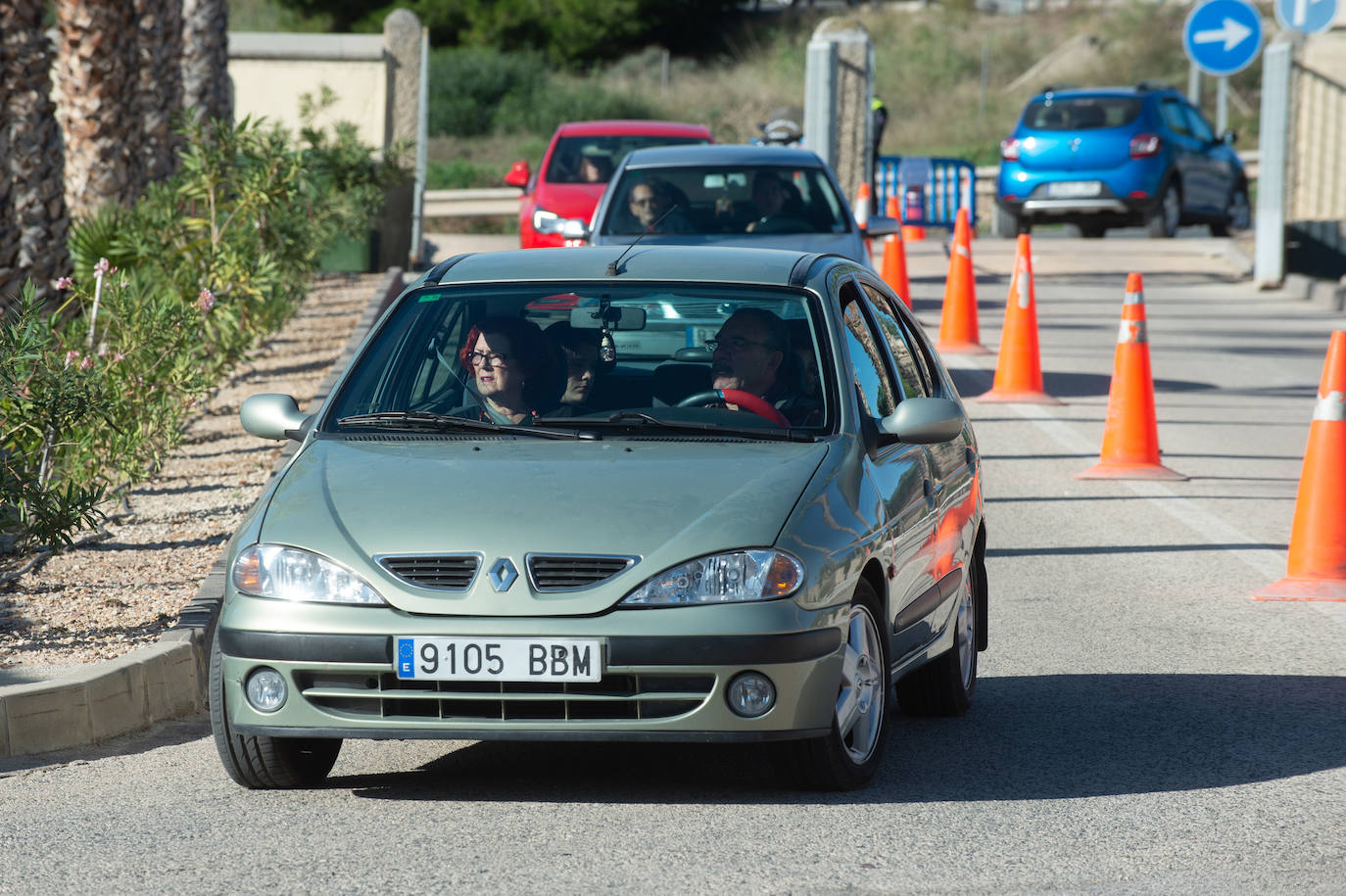 El grupo Miskorus puso la nota musical en el camposanto de Jesús, donde el obispo Lorca Planes ofició una misa. 