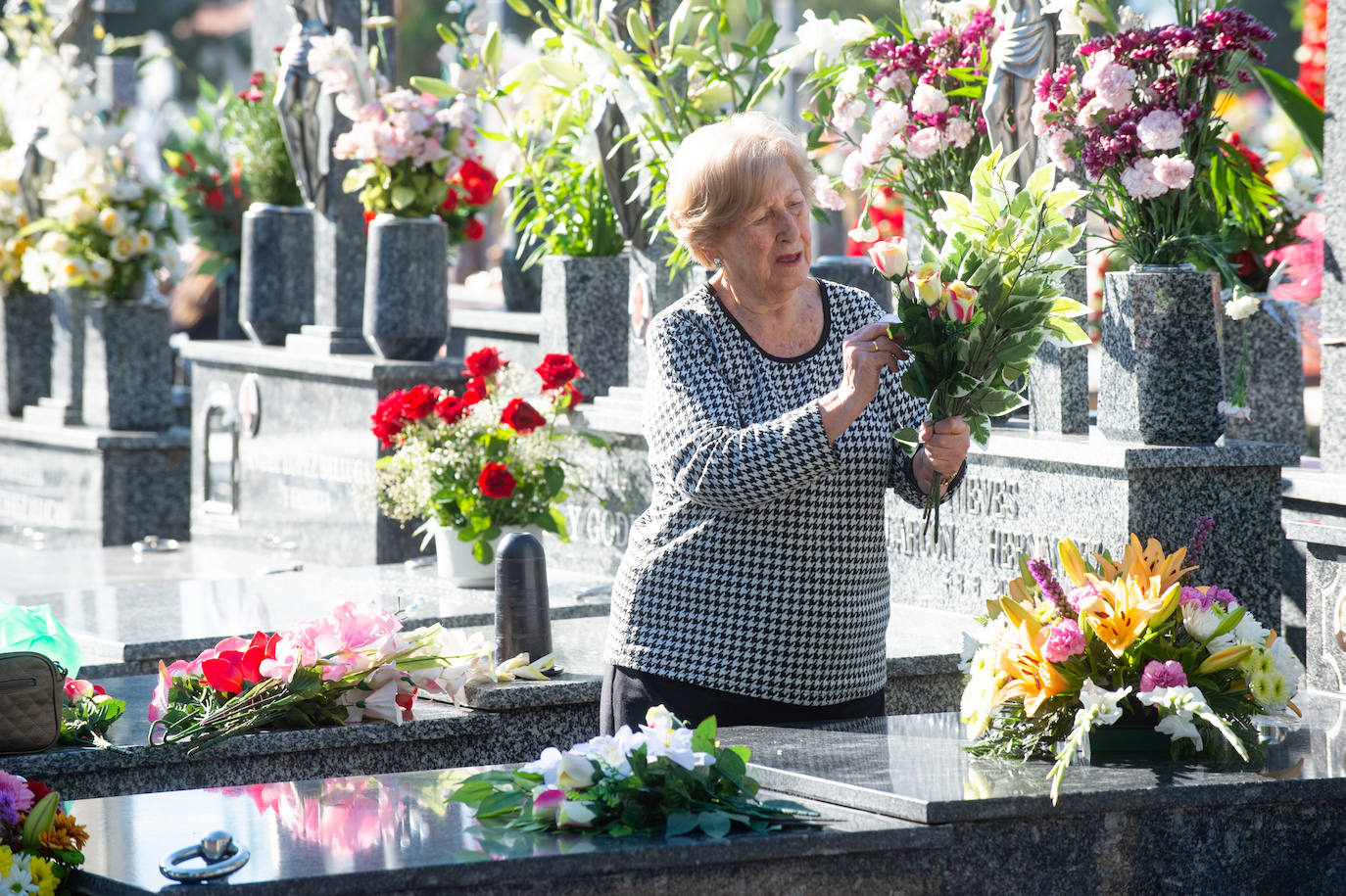 El grupo Miskorus puso la nota musical en el camposanto de Jesús, donde el obispo Lorca Planes ofició una misa. 