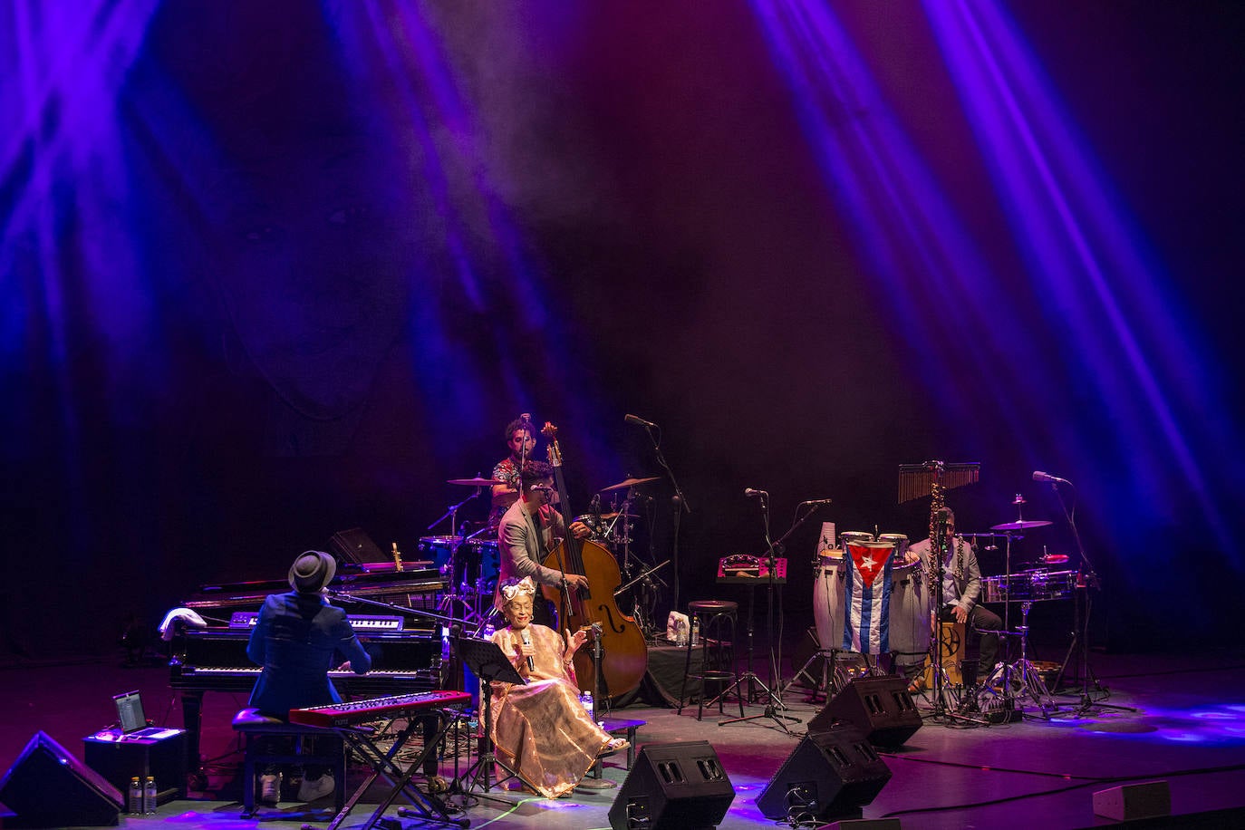 La gran dama de Cayo Hueso inaugura la 39 edición del Cartagena Jazz con la emoción como factor dominante en 'El último beso'.