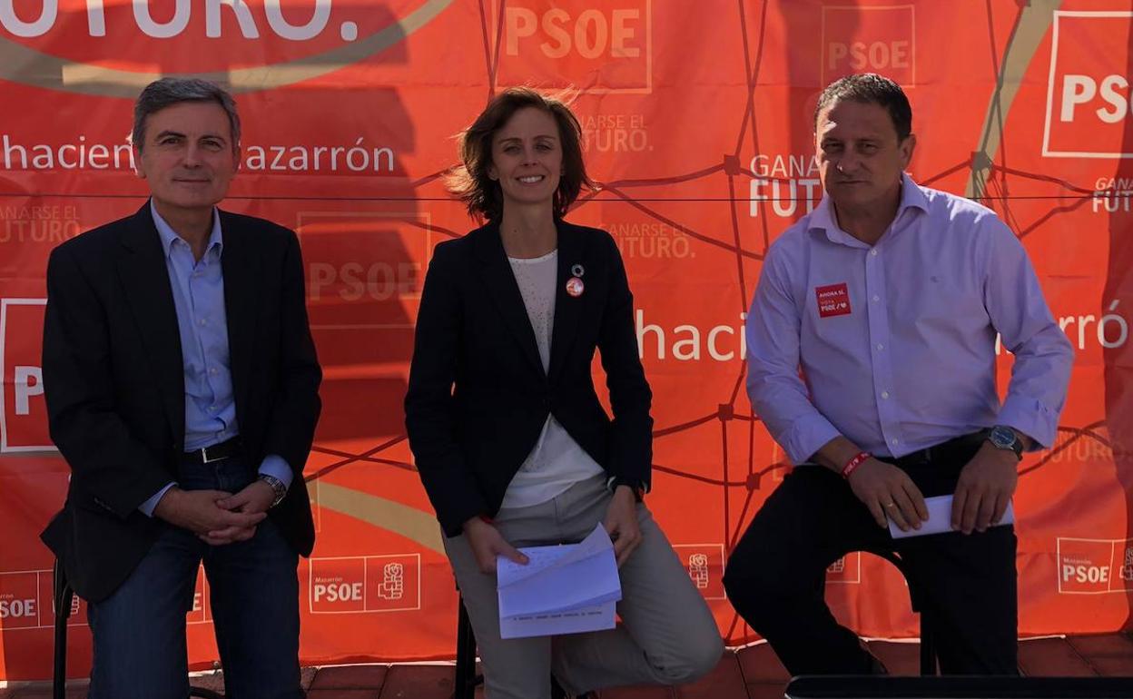 Pedro Saura con Natividad Muñoz, candidata número 6 al Congreso por el PSOE, y el alcalde de Mazarrón, Gaspar Miras.