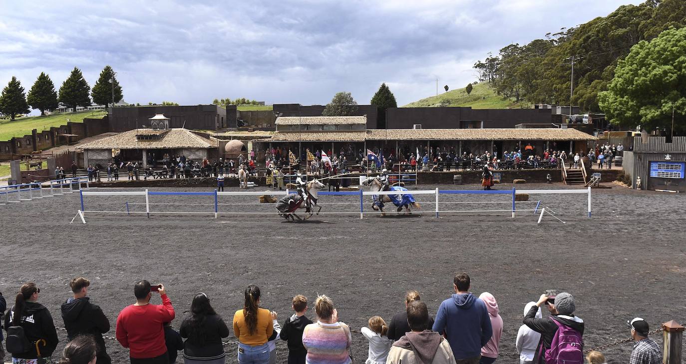 El castillo Kyral en Leigh Creek, a unos cien kilómetros de Melbourne, es testigo de una batalla de justas entre australianos e ingleses que recrea las batallas que vivieron en siglos anteriores.