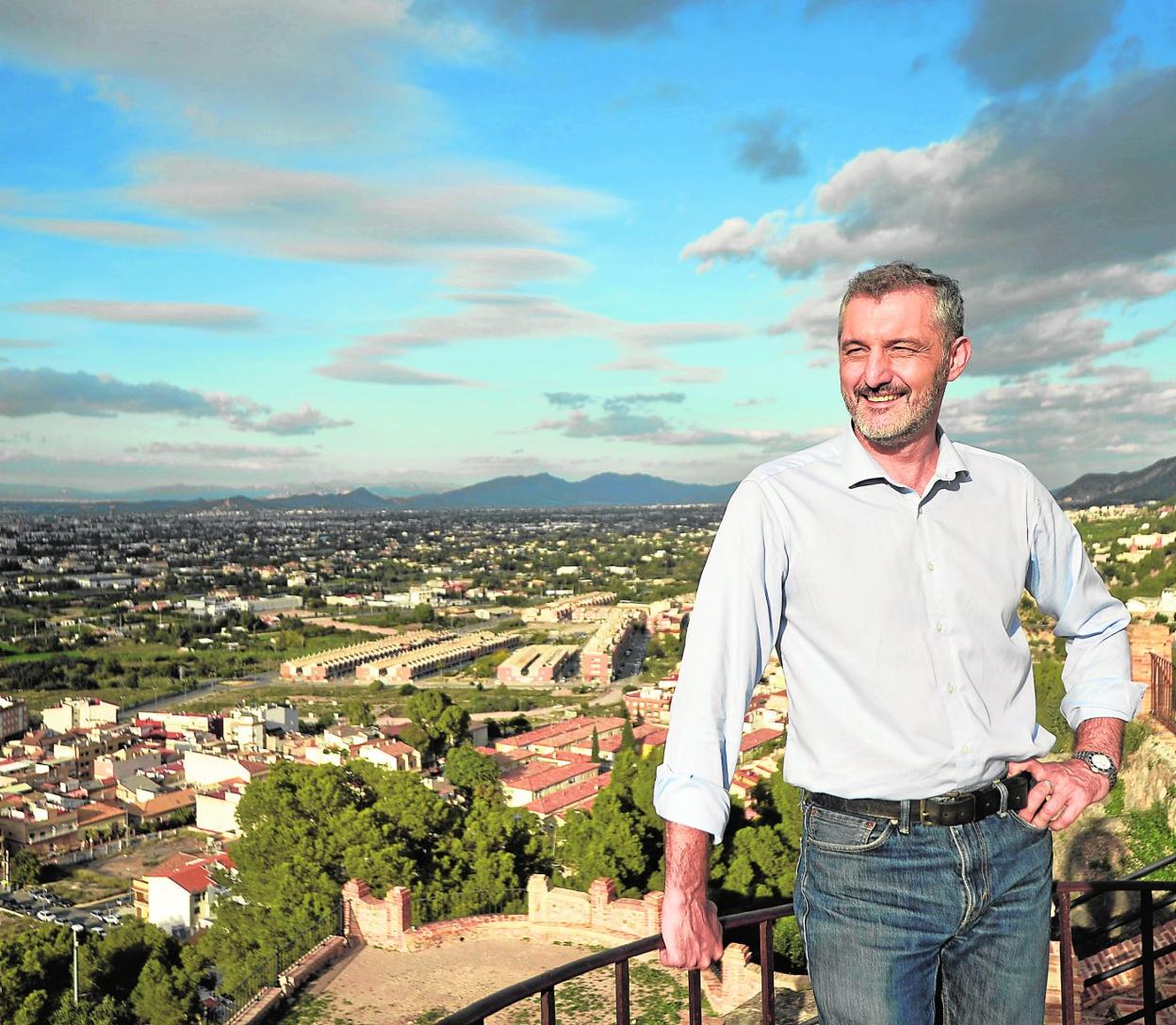 Óscar Urralburu posa para 'La Verdad' en el santuario de La Fuensanta, con la ciudad de Murcia al fondo. 