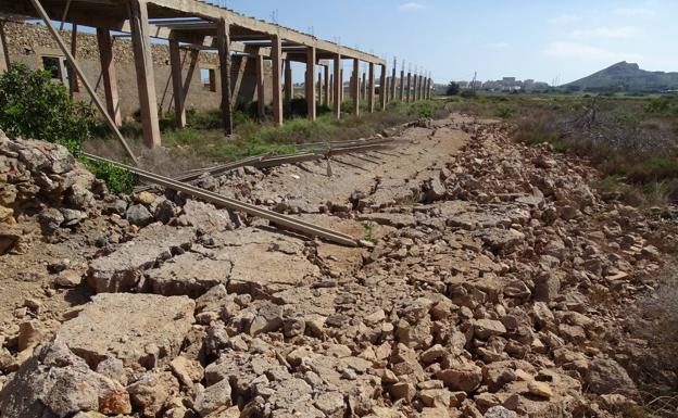 Antigua nave a medio construir y en ruinas, que sería demolida y cuyos terrenos podrían albergar un nuevo almacén de sal y Centro de Interpretación de las Salinas y del Humedal de Marchamalo.