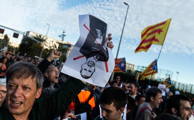 Galería. Manifestantes y partidos independentistas boicotean el acto del Rey en Barcelona.