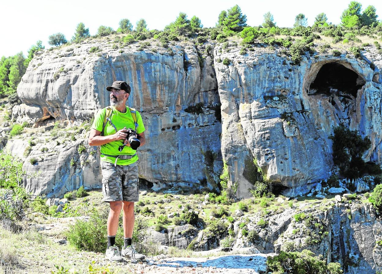 Jesús Rodríguez, junto al cerro del Castillo de Benizar, en Moratalla. 