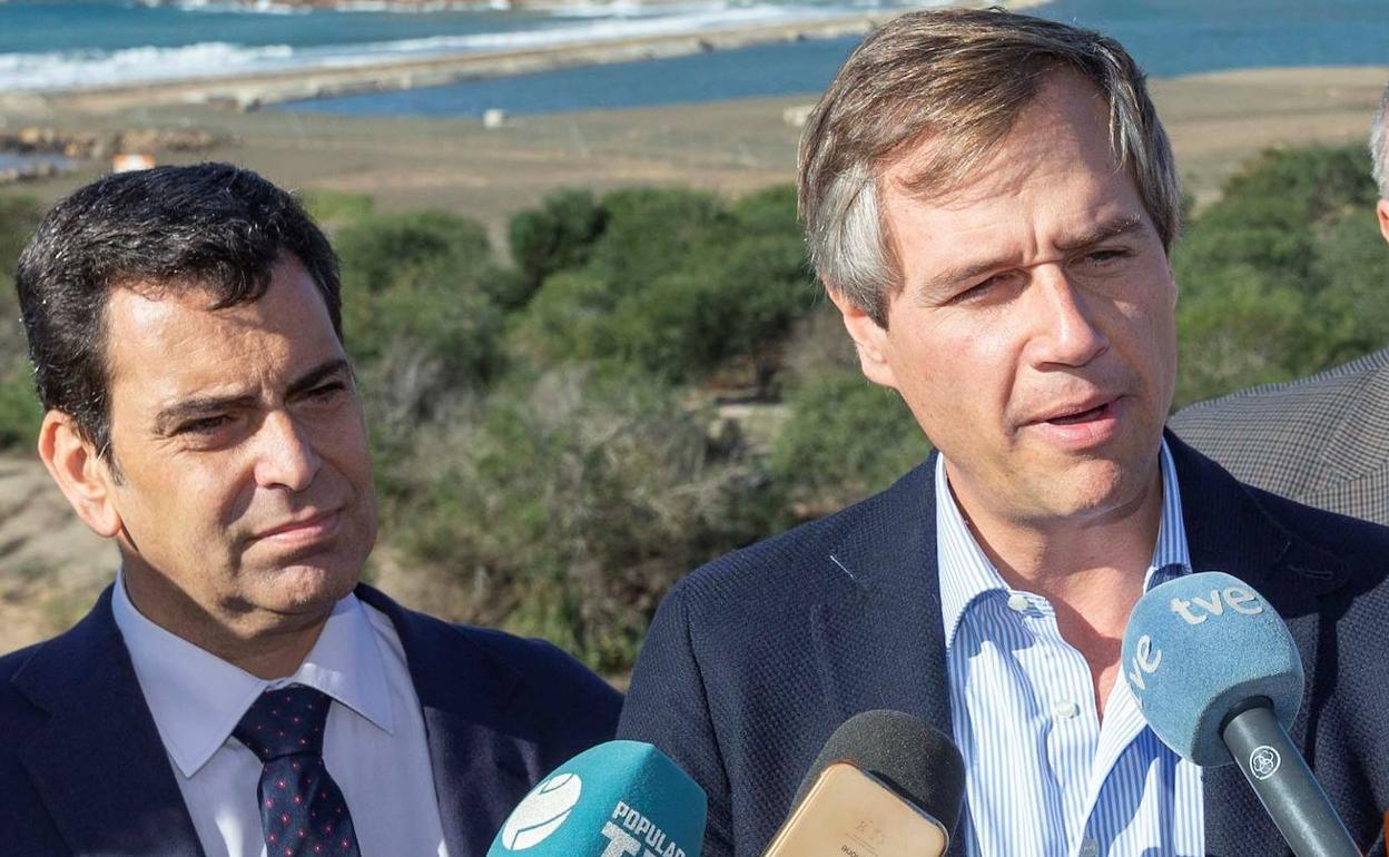 El vicesecretario de Política Territorial del PP, Antonio González Terol (der.) en su visita a las obras de Portmán.