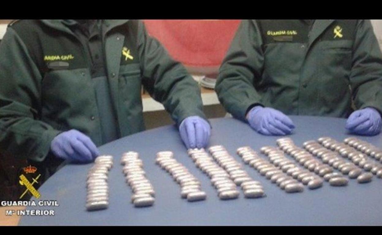 Bellotas de hachís incautadas por la Guardia Civil.