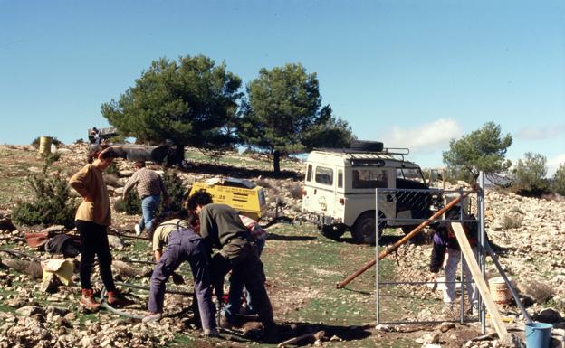 onstrucción del comedero de buitres de la Sierra de Mojantes en 1994. 