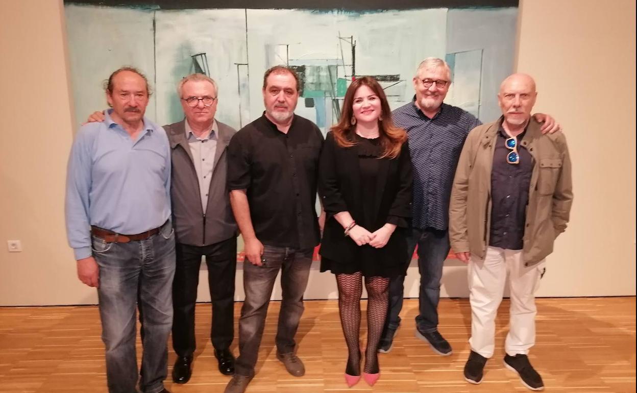 La consejera de Educación y Cultura, Esperanza Moreno, en la presentación de la exposición 'Un Encuentro a Cinco', junto a los artistas de la muestra.