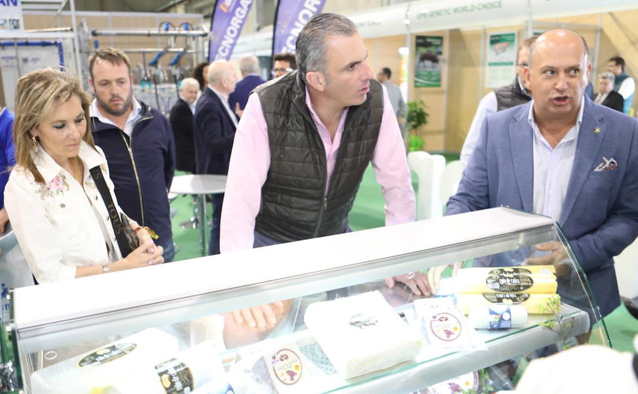 El secretario general de Vox, Javier Ortega Smith, este martes en la feria porcina de Lorca.