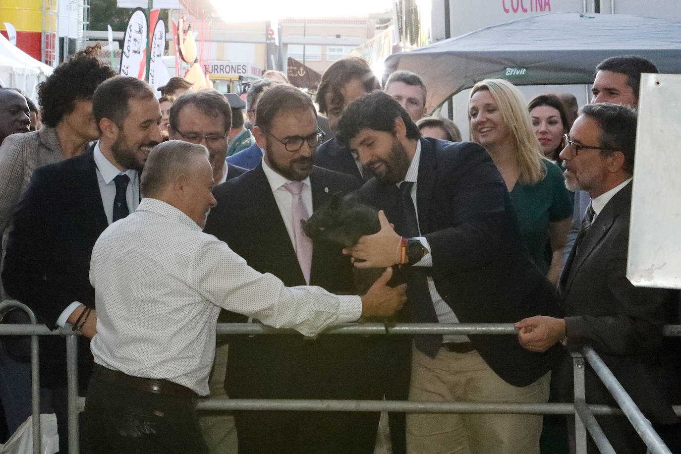 El presidente López Miras y el alcalde destacan la importancia de un sector que en la Región cuenta con 1.500 granjas.