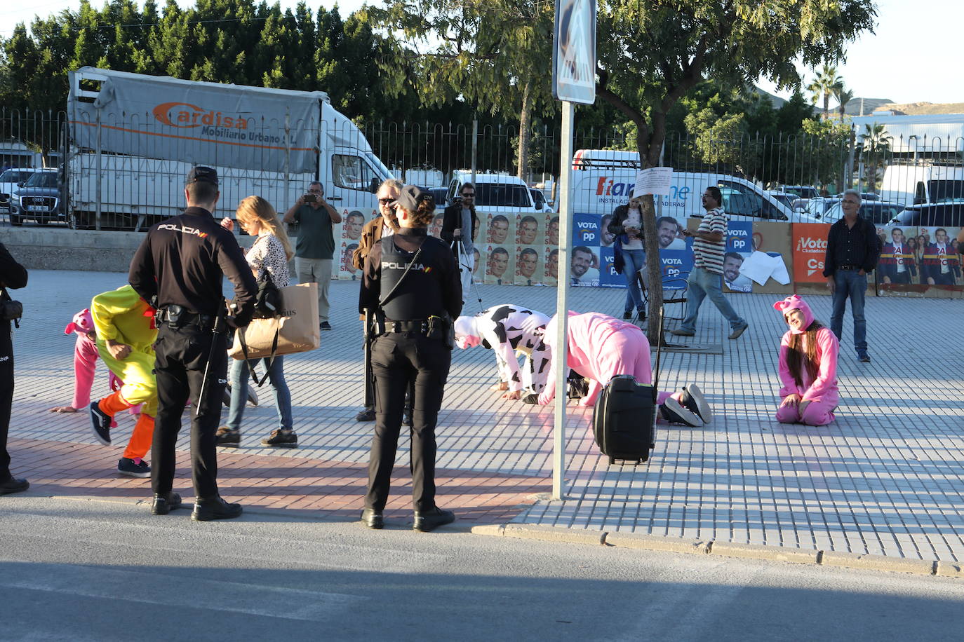 El presidente López Miras y el alcalde destacan la importancia de un sector que en la Región cuenta con 1.500 granjas.