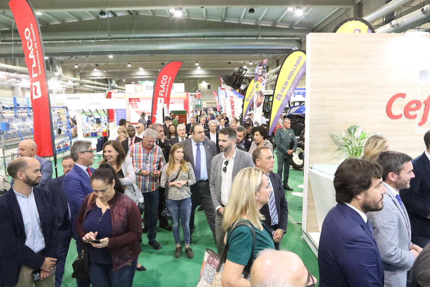 El presidente López Miras y el alcalde destacan la importancia de un sector que en la Región cuenta con 1.500 granjas.