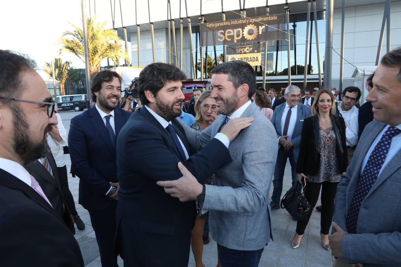 El presidente López Miras y el alcalde destacan la importancia de un sector que en la Región cuenta con 1.500 granjas.