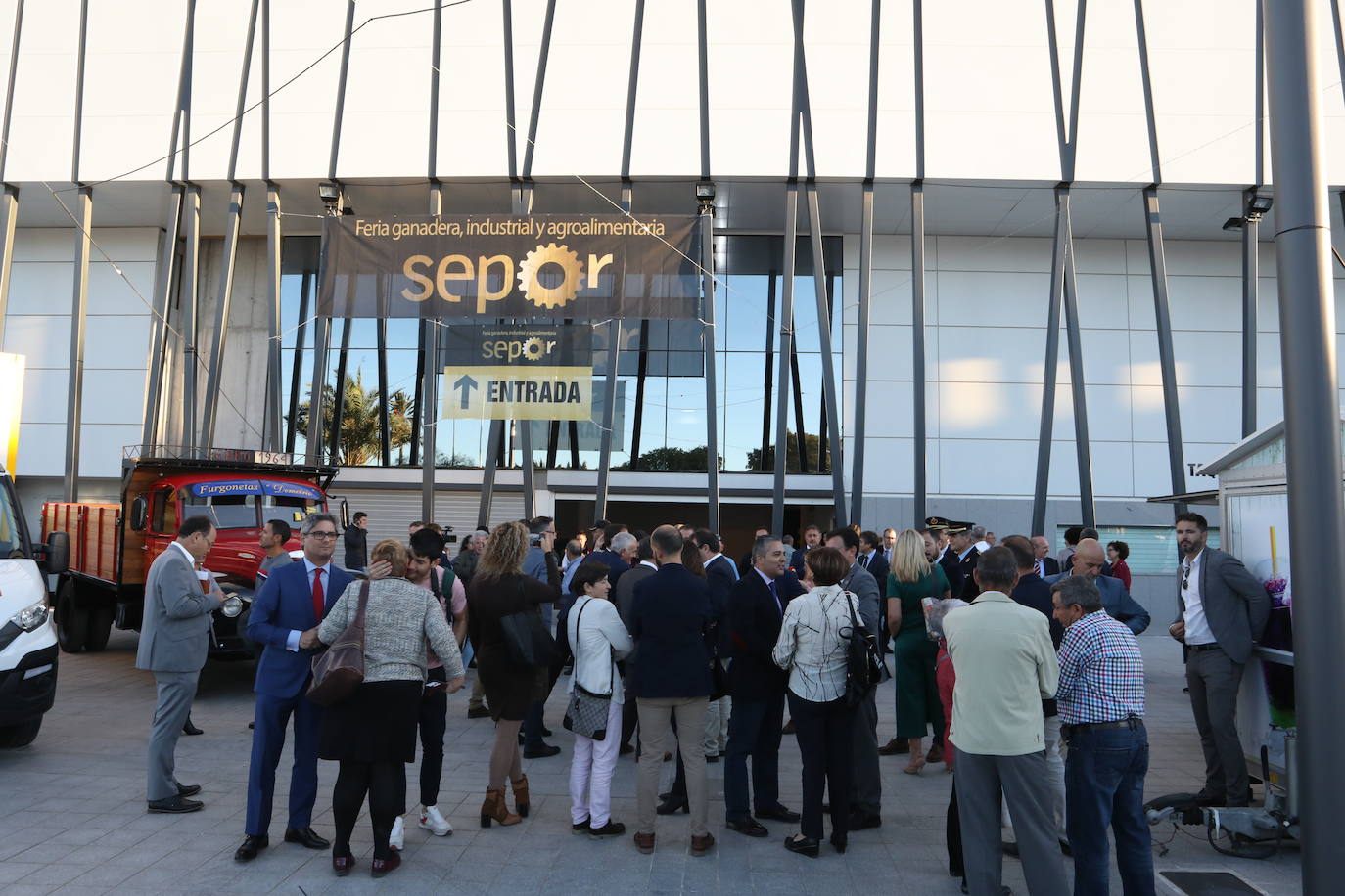 El presidente López Miras y el alcalde destacan la importancia de un sector que en la Región cuenta con 1.500 granjas.