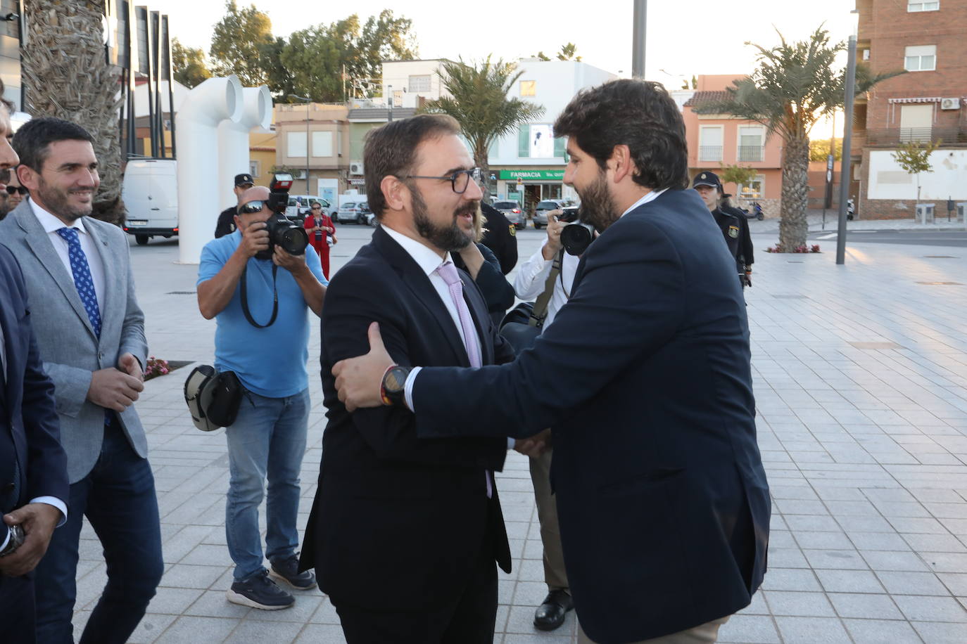 El presidente López Miras y el alcalde destacan la importancia de un sector que en la Región cuenta con 1.500 granjas.