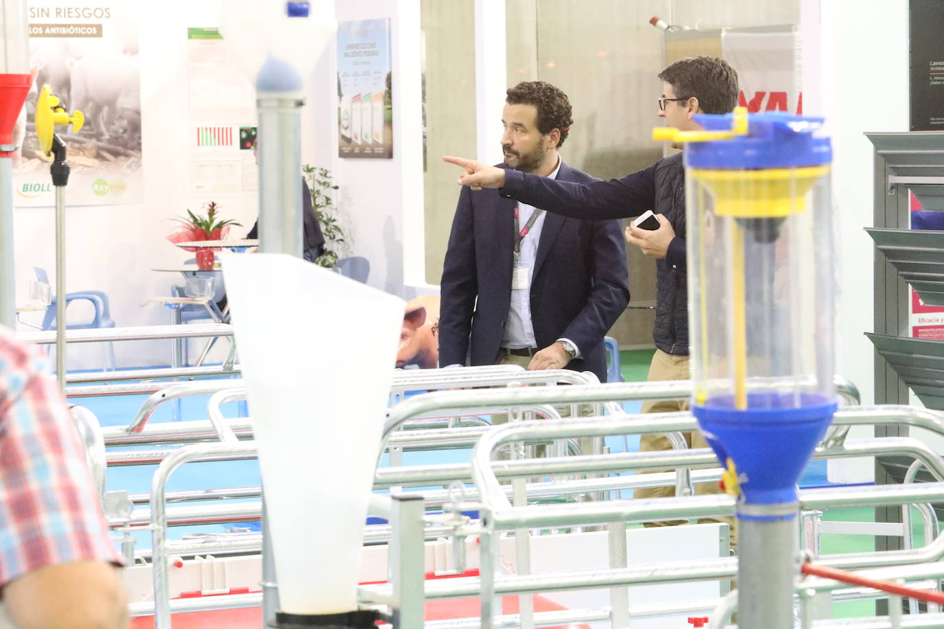 El presidente López Miras y el alcalde destacan la importancia de un sector que en la Región cuenta con 1.500 granjas.