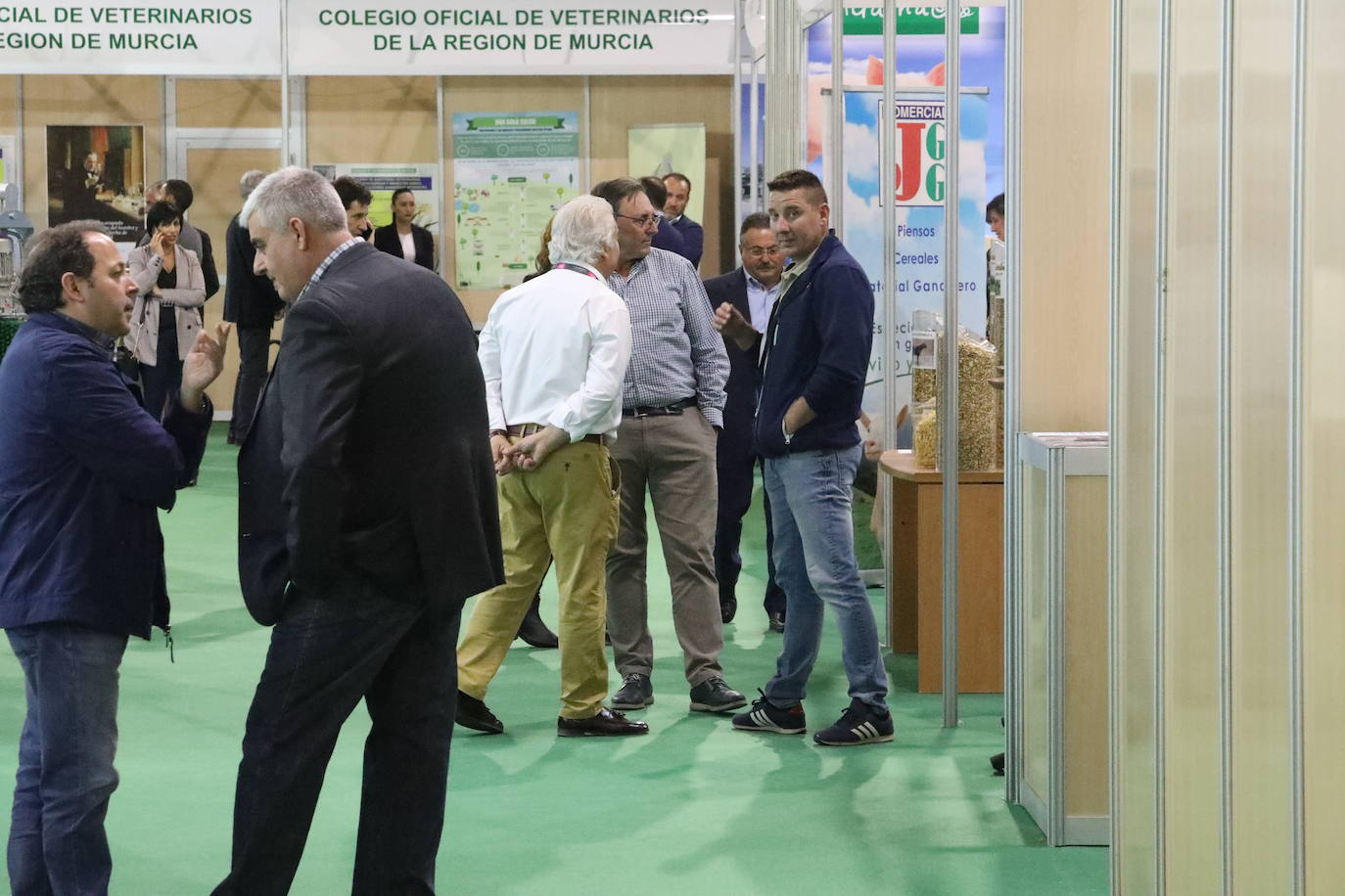 El presidente López Miras y el alcalde destacan la importancia de un sector que en la Región cuenta con 1.500 granjas.