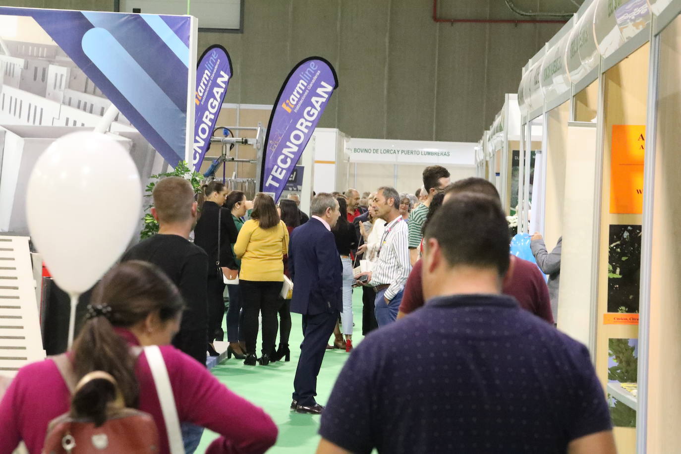 El presidente López Miras y el alcalde destacan la importancia de un sector que en la Región cuenta con 1.500 granjas.