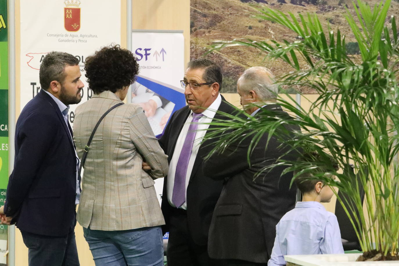 El presidente López Miras y el alcalde destacan la importancia de un sector que en la Región cuenta con 1.500 granjas.