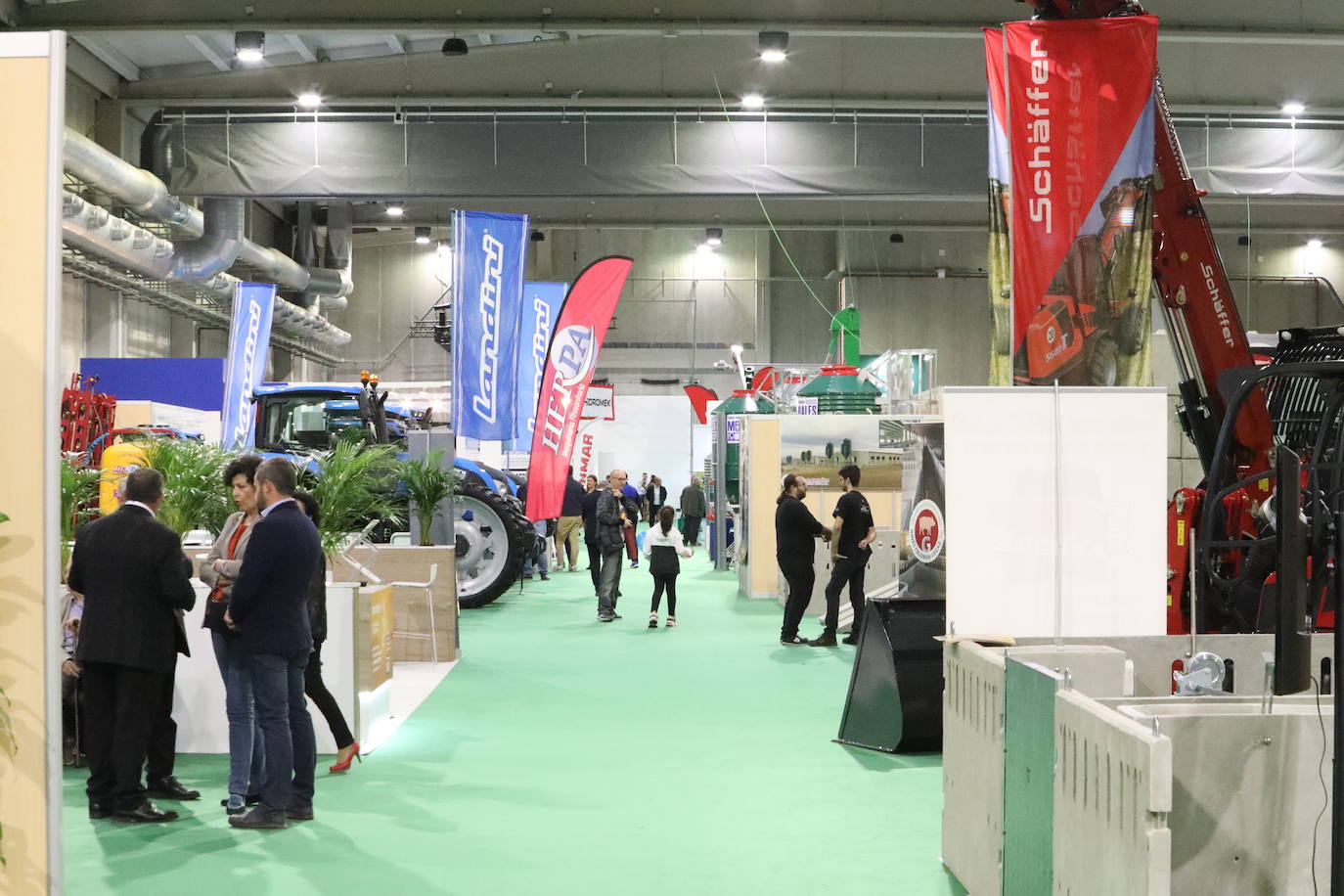 El presidente López Miras y el alcalde destacan la importancia de un sector que en la Región cuenta con 1.500 granjas.