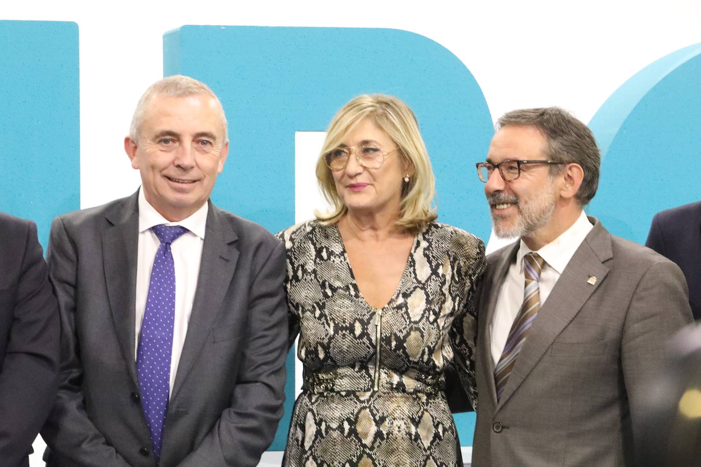 El presidente López Miras y el alcalde destacan la importancia de un sector que en la Región cuenta con 1.500 granjas.