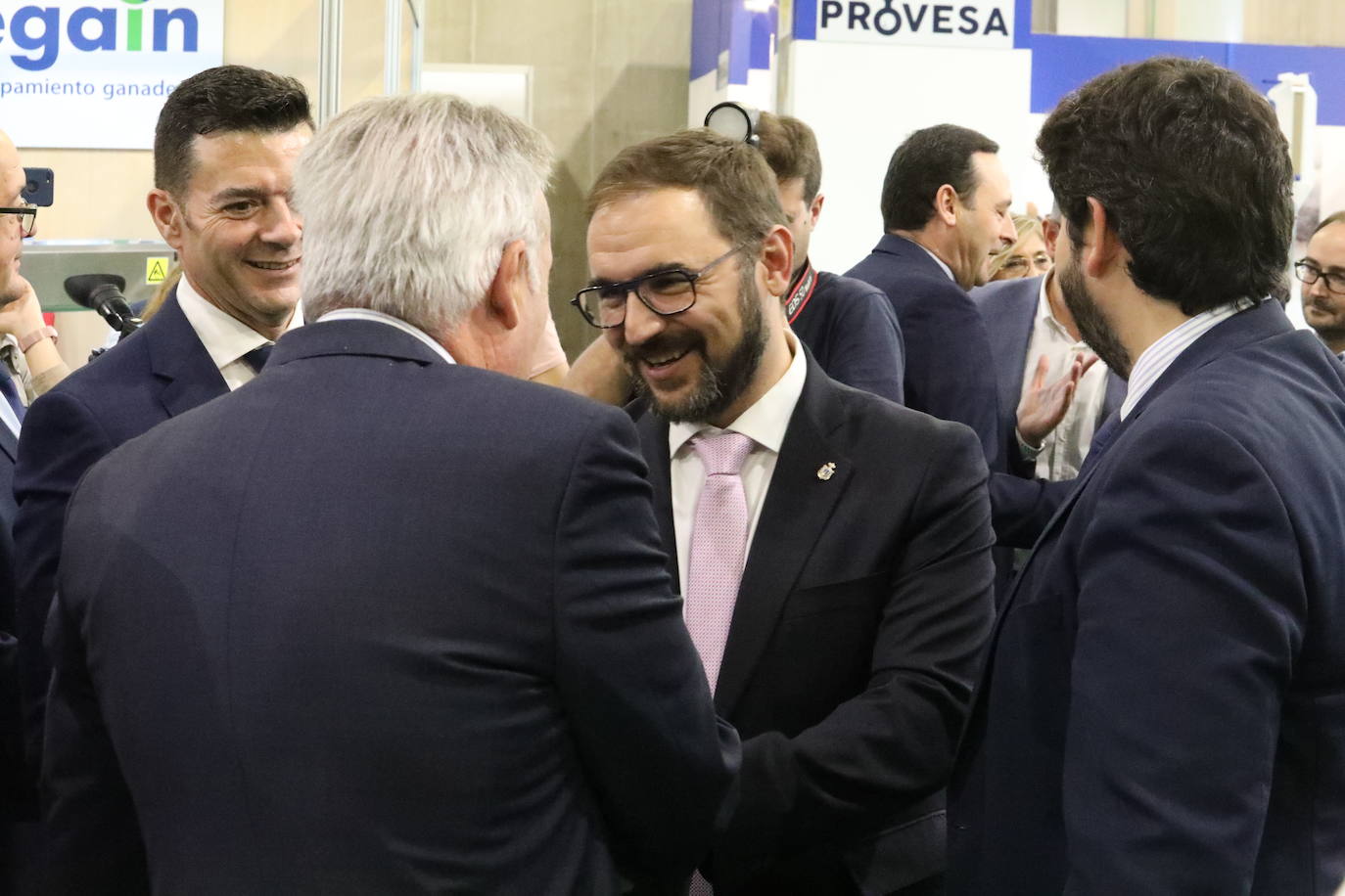 El presidente López Miras y el alcalde destacan la importancia de un sector que en la Región cuenta con 1.500 granjas.