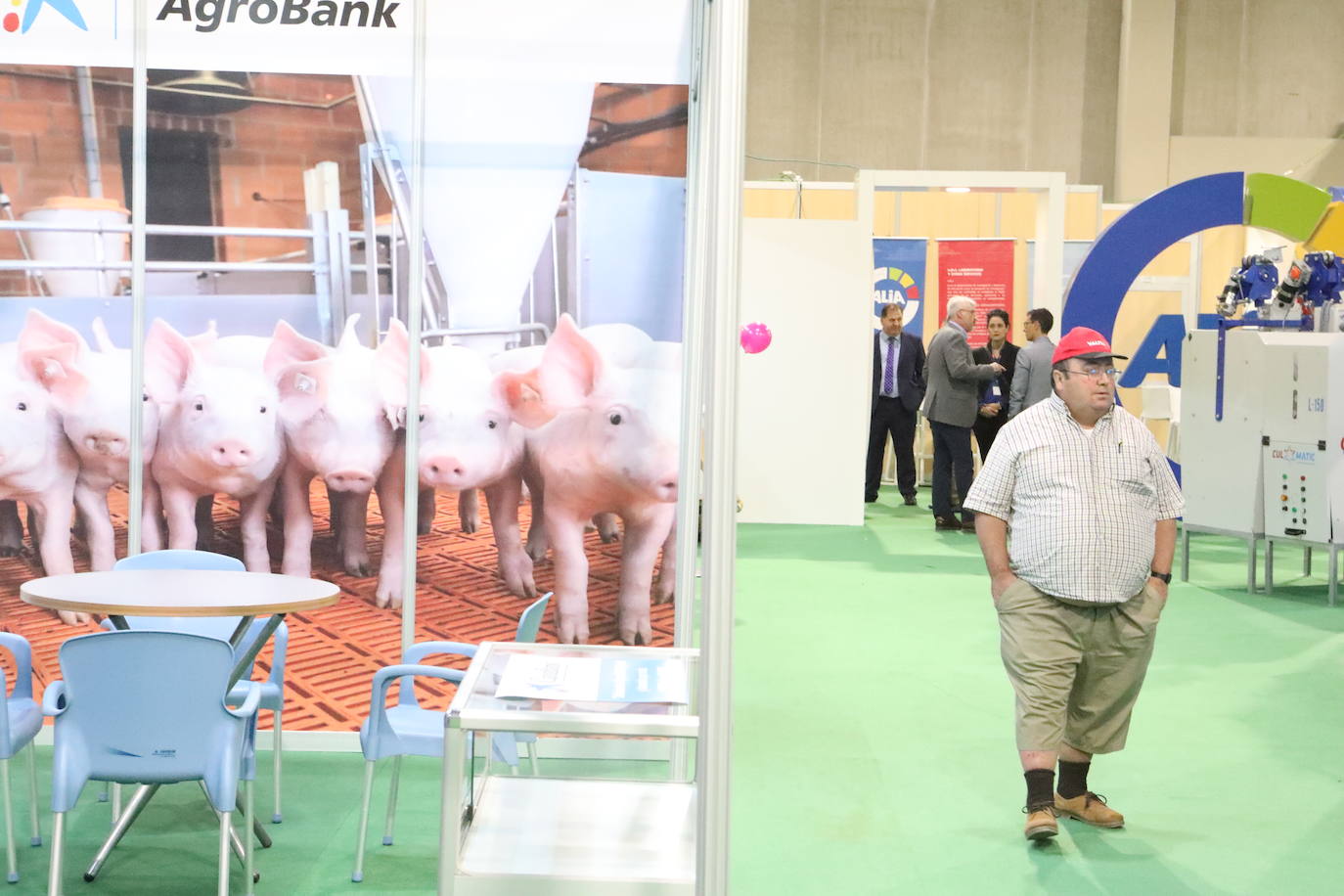 El presidente López Miras y el alcalde destacan la importancia de un sector que en la Región cuenta con 1.500 granjas.