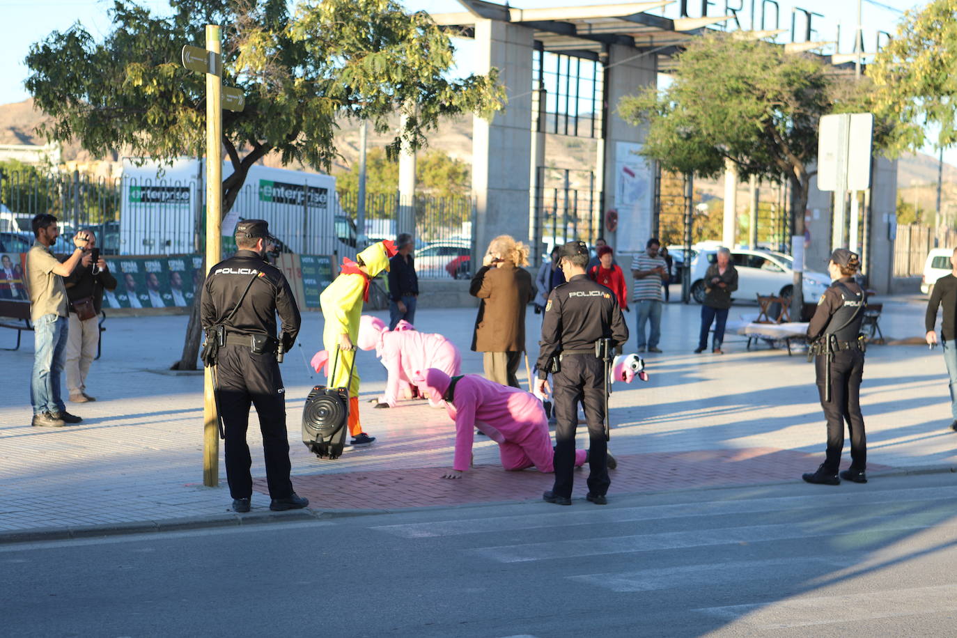 El presidente López Miras y el alcalde destacan la importancia de un sector que en la Región cuenta con 1.500 granjas.