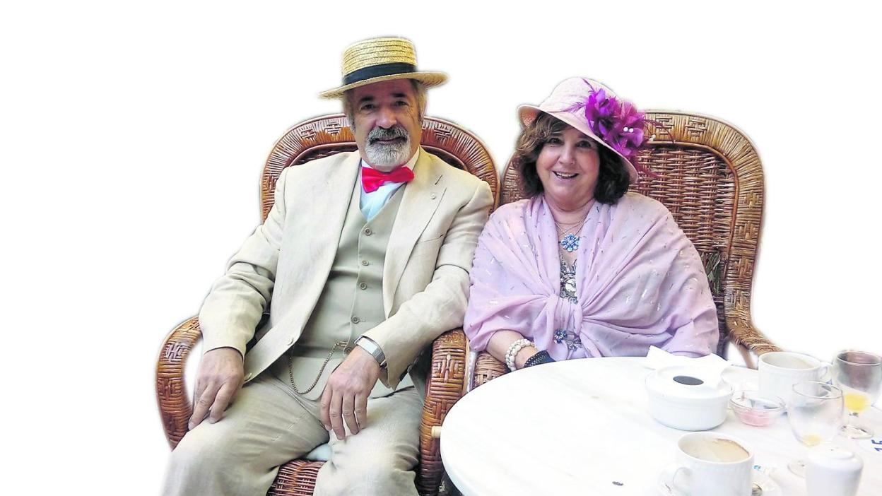 Agustín Ibáñez posa con su esposa, Manuela Costa, vestidos de época. 