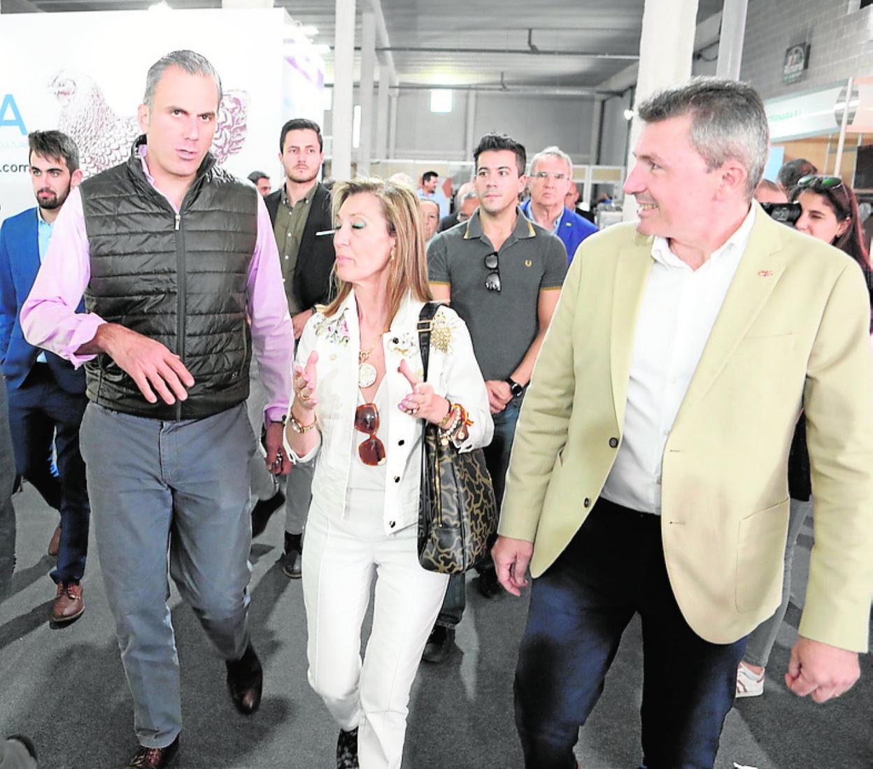 Ortega Smith (i), durante su visita a la feria lorquina. 